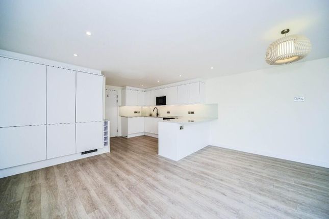 Flat 451, Heligan House, Water Gardens Square, London photo 2