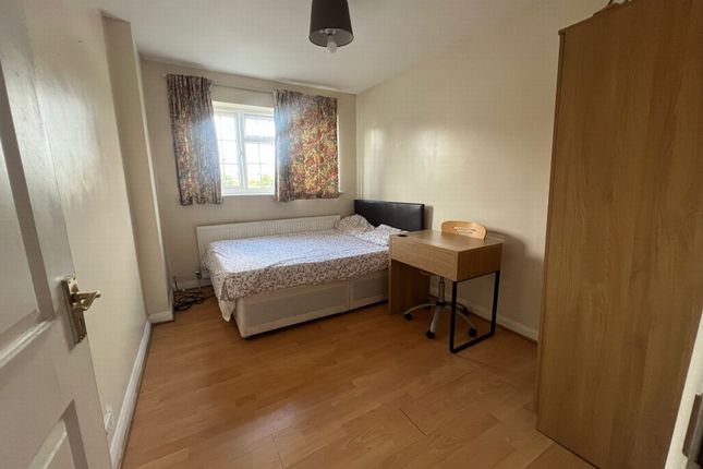 2b, Lime Grove, Middlesex photo 2