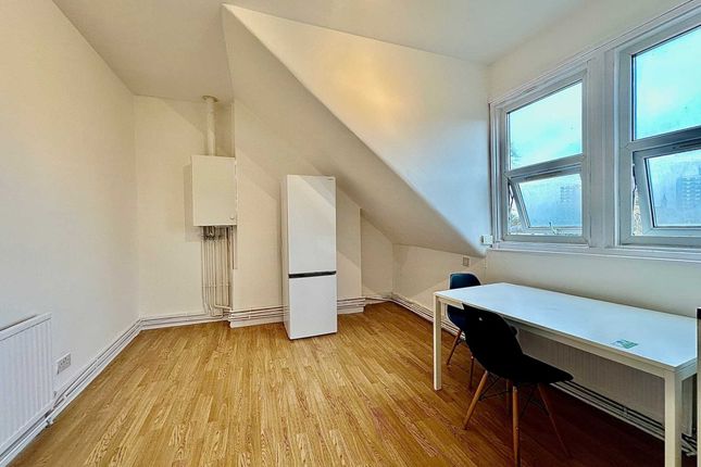 Second Floor Flat, Bounds Green Road, London photo 3