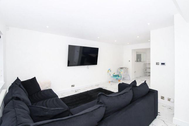 8, Heeley Road, Wakefield photo 4