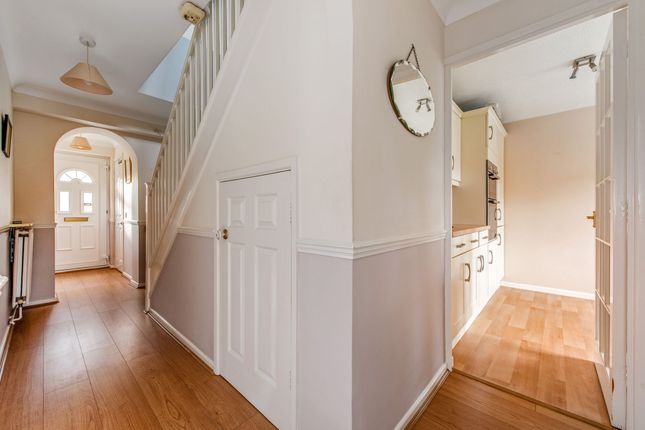 8 Wyvern Close, Chichester photo 3