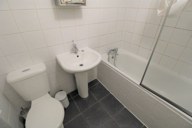 Terraced house to rent in Cephas Avenue, London