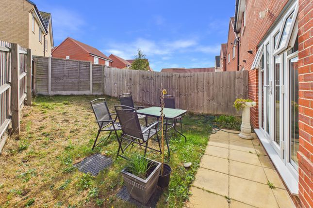 38, Redwood Drive, Bury St Edmunds photo 3