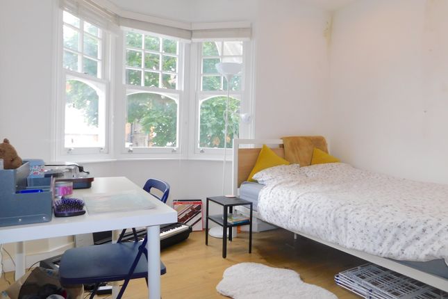 Flat B, 22, Sylvester Road, London photo 5