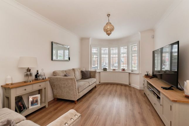 5, Eastwood Drive, Rainham photo 3