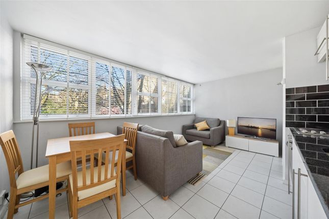 Flat for sale in North Rise, St Georges Fields, London