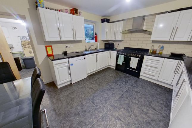 Terraced house to rent in Queens Road, Hyde Park, Leeds