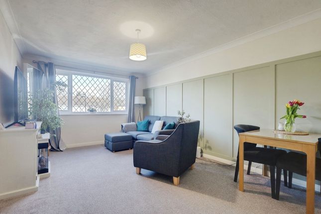 Flat Flat 4, 25, Queen Annes Drive, Westcliff-on-sea photo 3