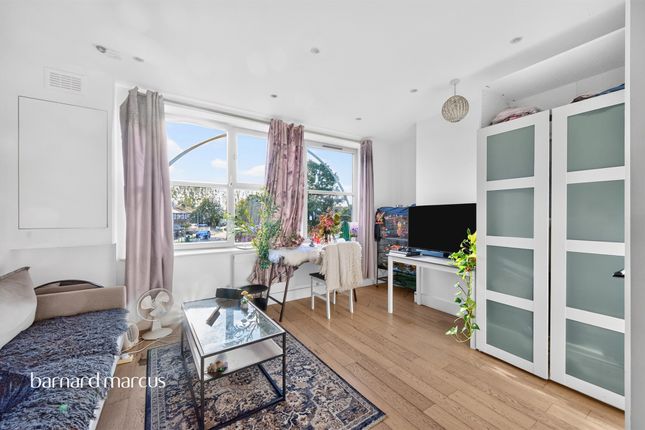 Flat 28, Sundial Court, Barnsbury Lane, Surbiton photo 2