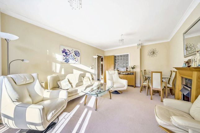 Flat for sale in Mayfair Court, Stonegrove