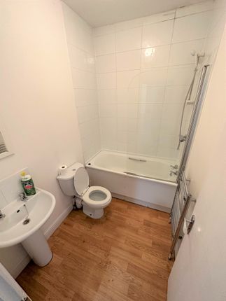 Duplex to rent in Bell Lane, London