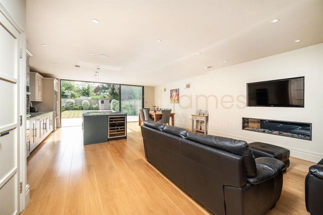 8, Canons Close, Edgware photo 3