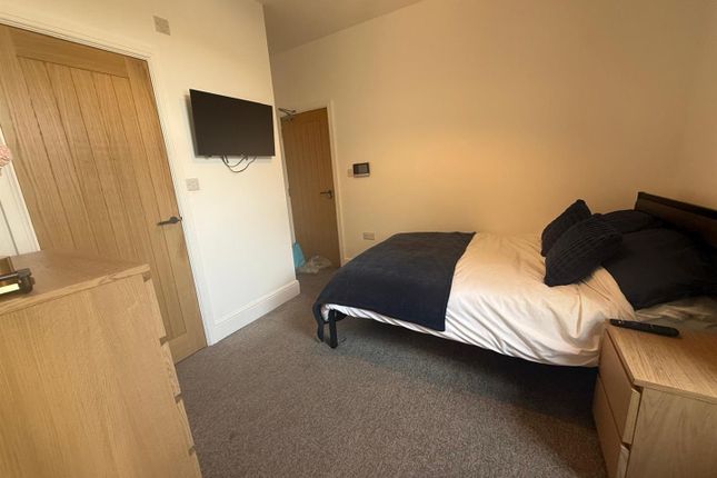 Room 2, 31, West Hill Drive, Mansfield photo 4