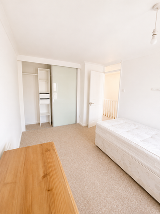 453, Canterbury Way, Stevenage photo 4