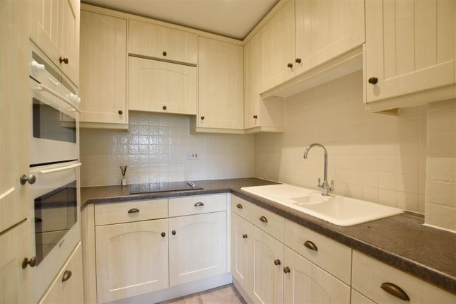 Flat 8, Valley Court, Beechwood Gardens, Caterham photo 4