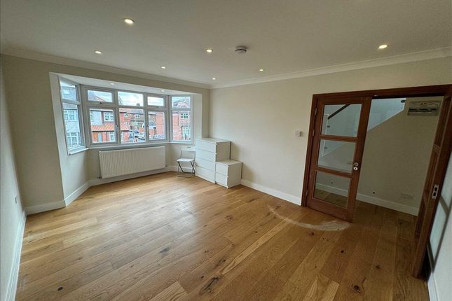 Thumbnail Flat to rent in Cotswold Gardens, London