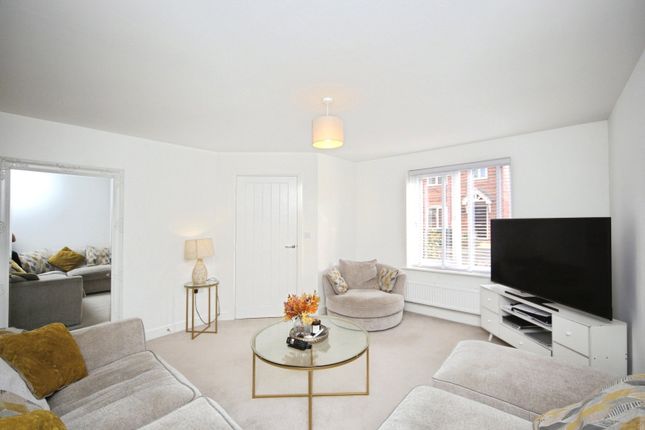 8, Hazel Place, Warwickshire photo 3