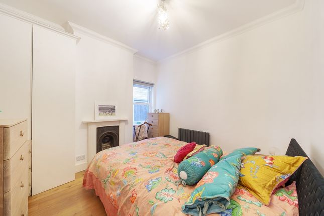 Flat to rent in St. Marks Road, London