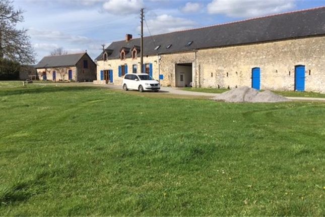 Farmhouse for sale in Near To Torce-Viviers-En-Charnie, Mayenne, Pays De La Loire, France