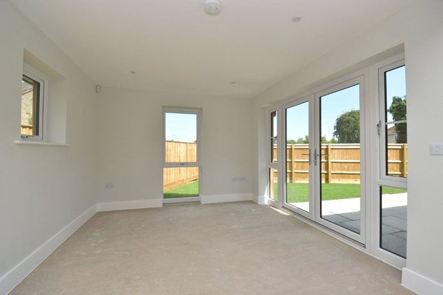 19, Nightingale Close, Woodbridge photo 3