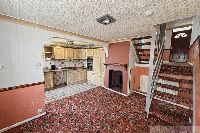 5 Swallow Croft, Leek photo 2