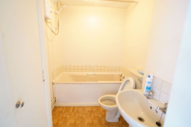 130 Conway Gardens, Grays photo 5