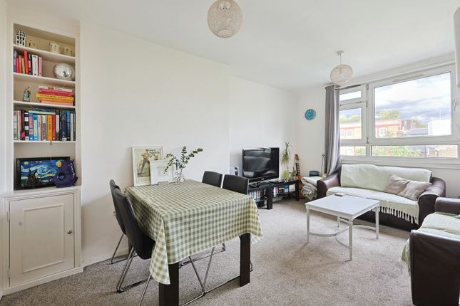 12, Searles Close, London photo 3
