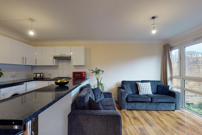 Duplex to rent in Lampeter Square, London