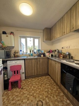 92, Dromey Gardens, Harrow photo 3