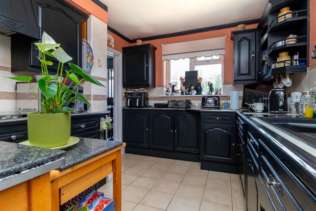 8, Wallace Avenue, Worthing photo 3