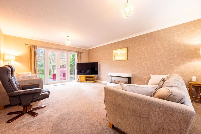 24 Westerdale Drive, Southport photo 4