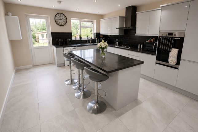 15, Felstead Close, Luton photo 3