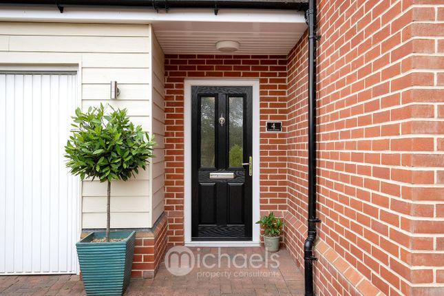 4, Lark Meadow, Colchester photo 2