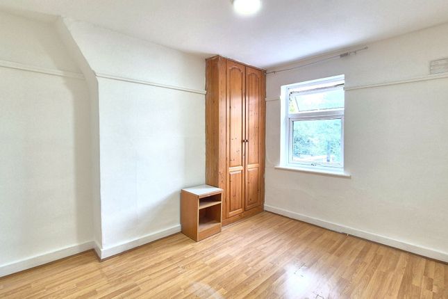 180 Martindale Road, Hounslow photo 3