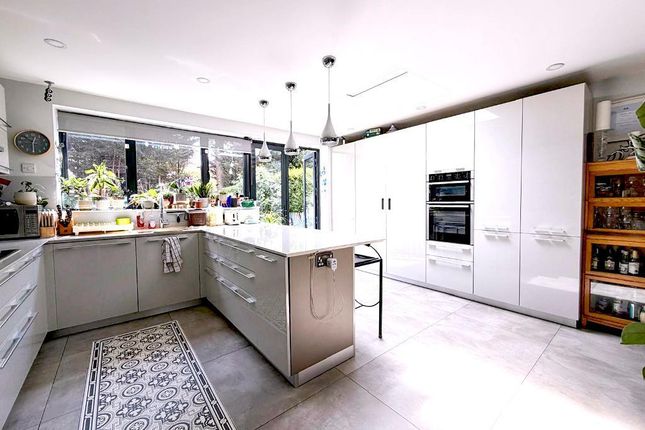 21, Grampian Gardens, London photo 2