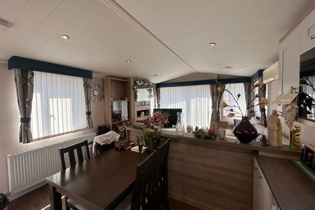 2-bed caravan on 41, Thriftwood Country Park, Plaxdale Green Road, Sevenoaks, £165,000