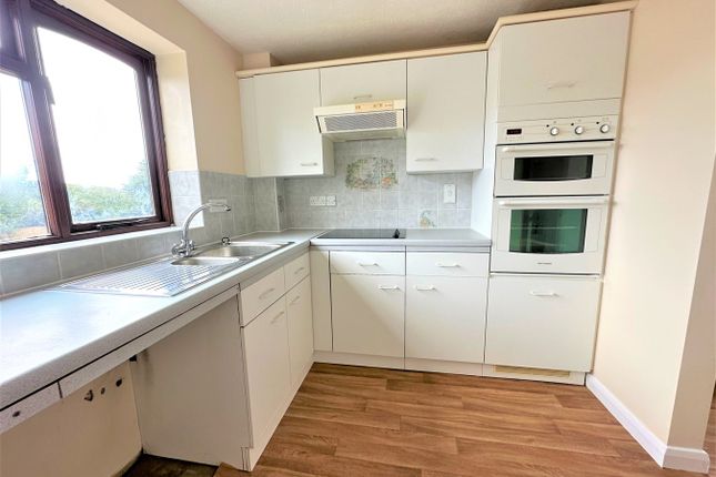 Flat to rent in Hillborough Close, Bexhill-On-Sea