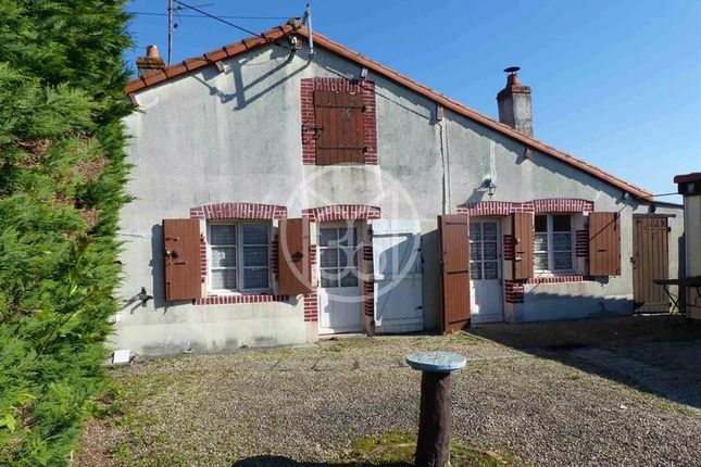 Town house for sale in Saint-Martin-Le-Mault, 87360, France, Limousin, Saint-Martin-Le-Mault, 87360, France
