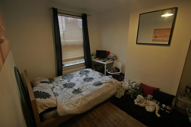 Knowle Grove, Leeds photo 4