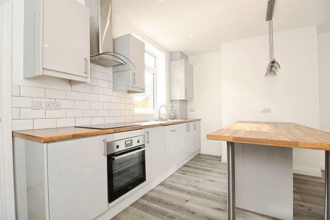 11, Cross Lane, Wakefield photo 3