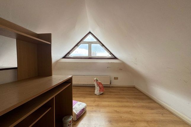 Flat to rent in The Riding, London
