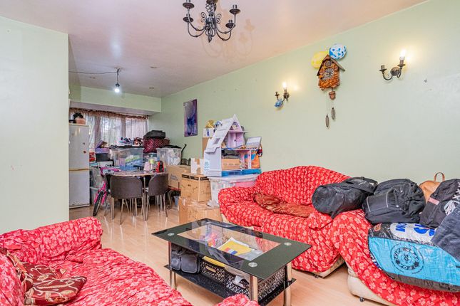133 Lansbury Drive, Hayes photo 2