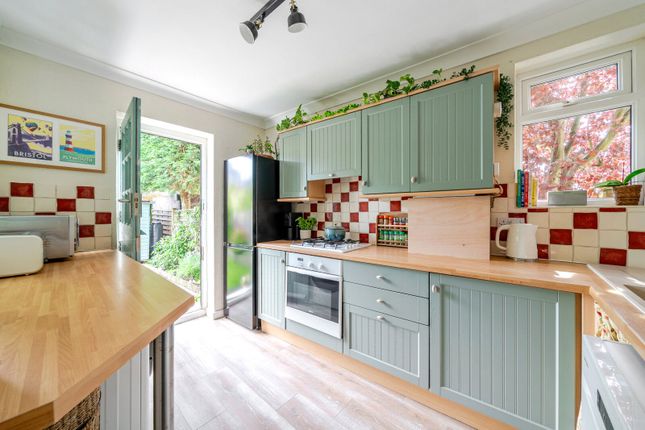 17, Wolsey Grove, Esher photo 4