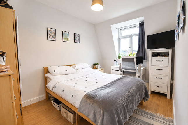 Flat 3, 67 Churchfield Road, London photo 4