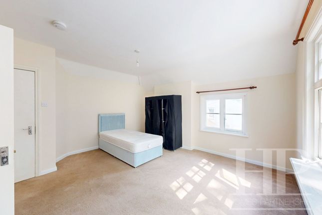 Flat 1, The Parsons Pig, Balcombe Road, Crawley, Crawley photo 2