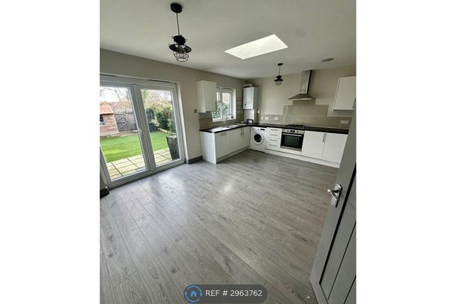 Hamilton Avenue, Cheam, Sutton photo 2