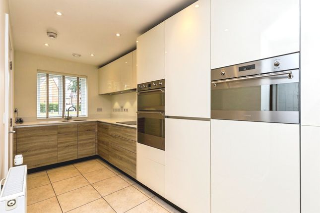 2, Farley Close, Horsham photo 3