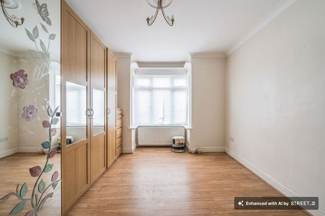61a Mead Road, Edgware photo 4