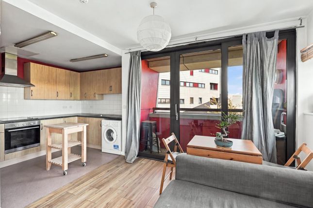 93 Ashburton Triangle, Drayton Park, London photo 3