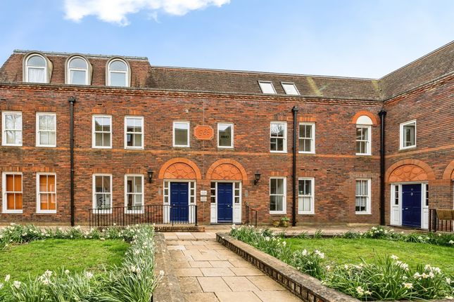1-bed flat on Flat 31, Wentworth House, Oxford Road, Aylesbury, £145,000